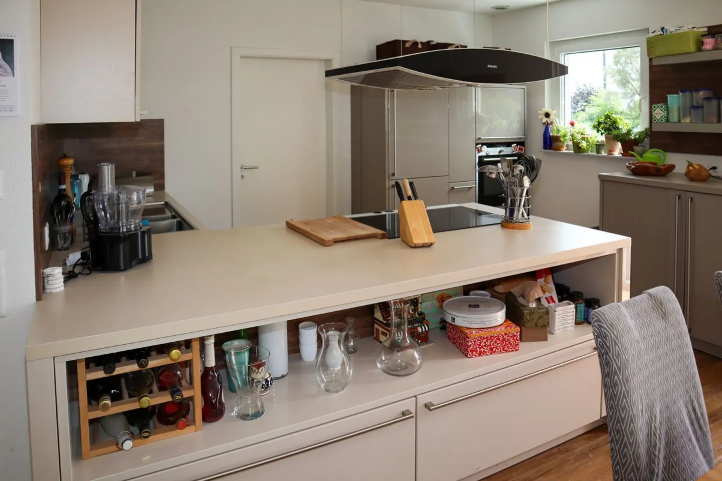Casa unifamiliare di 6 ½ stanze con appartamento di 2 stanze (accessibile in sedia a rotelle) in una posizione molto tranquilla e soleggiata - Foto 9 di 13