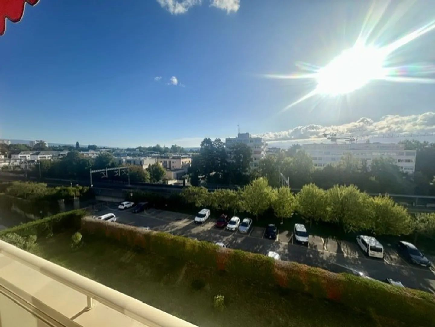 Bright crossing apartment, view of the Alps and lake. - Photo 10 of 10