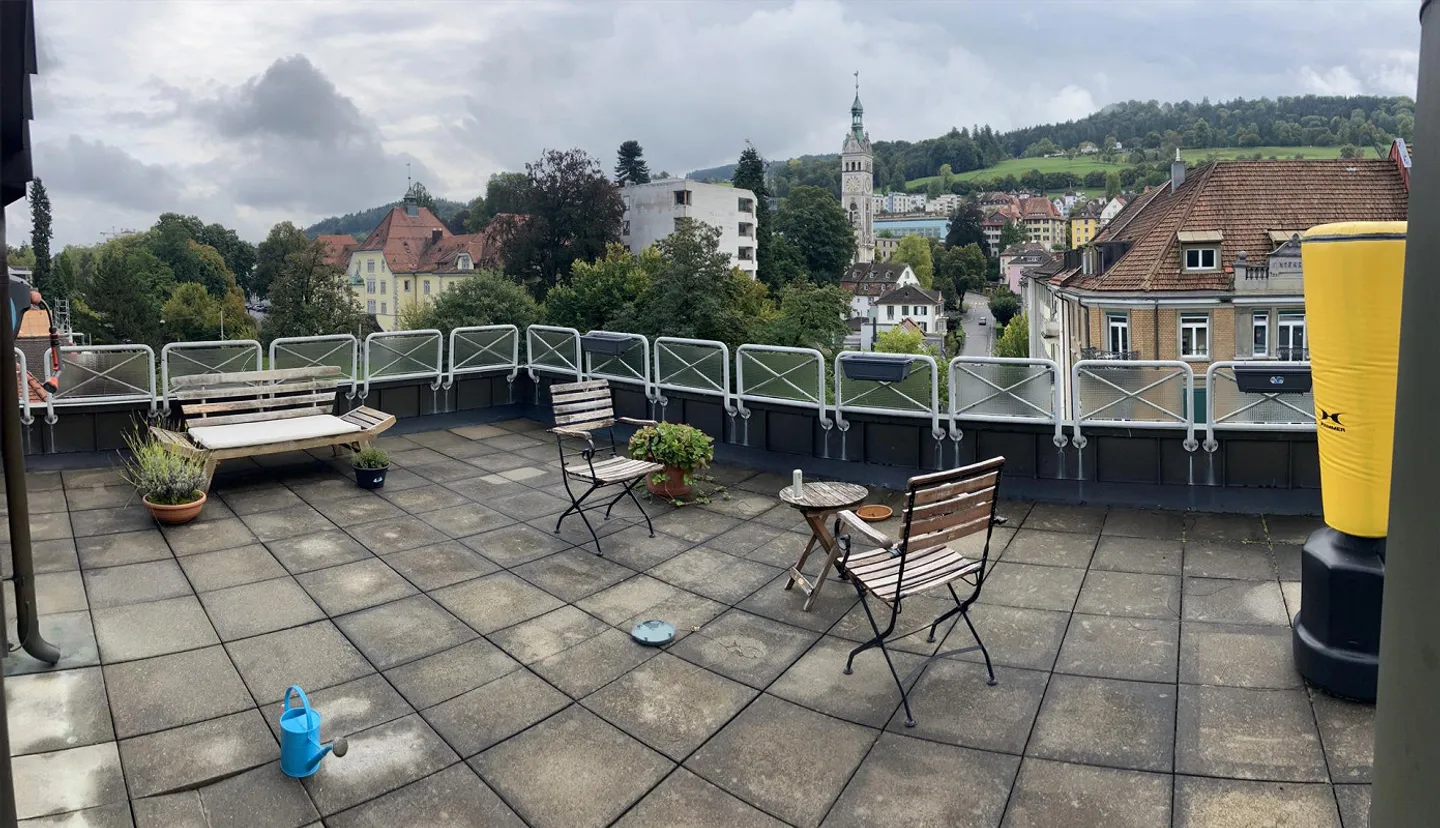 Appartement en attique de 3,5 pièces avec terrasse sur le toit privée près de l'hôpital cantonal - Photo 1 sur 6