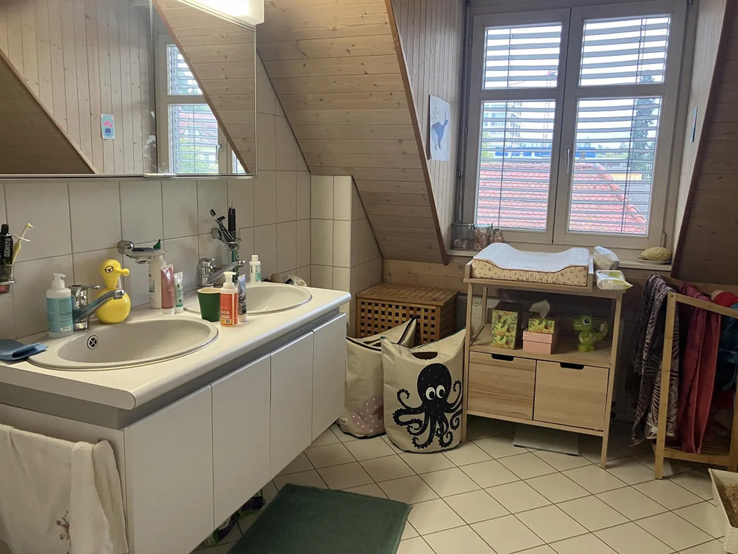 Appartement en attique de 3,5 pièces avec terrasse sur le toit privée près de l'hôpital cantonal - Photo 4 sur 6