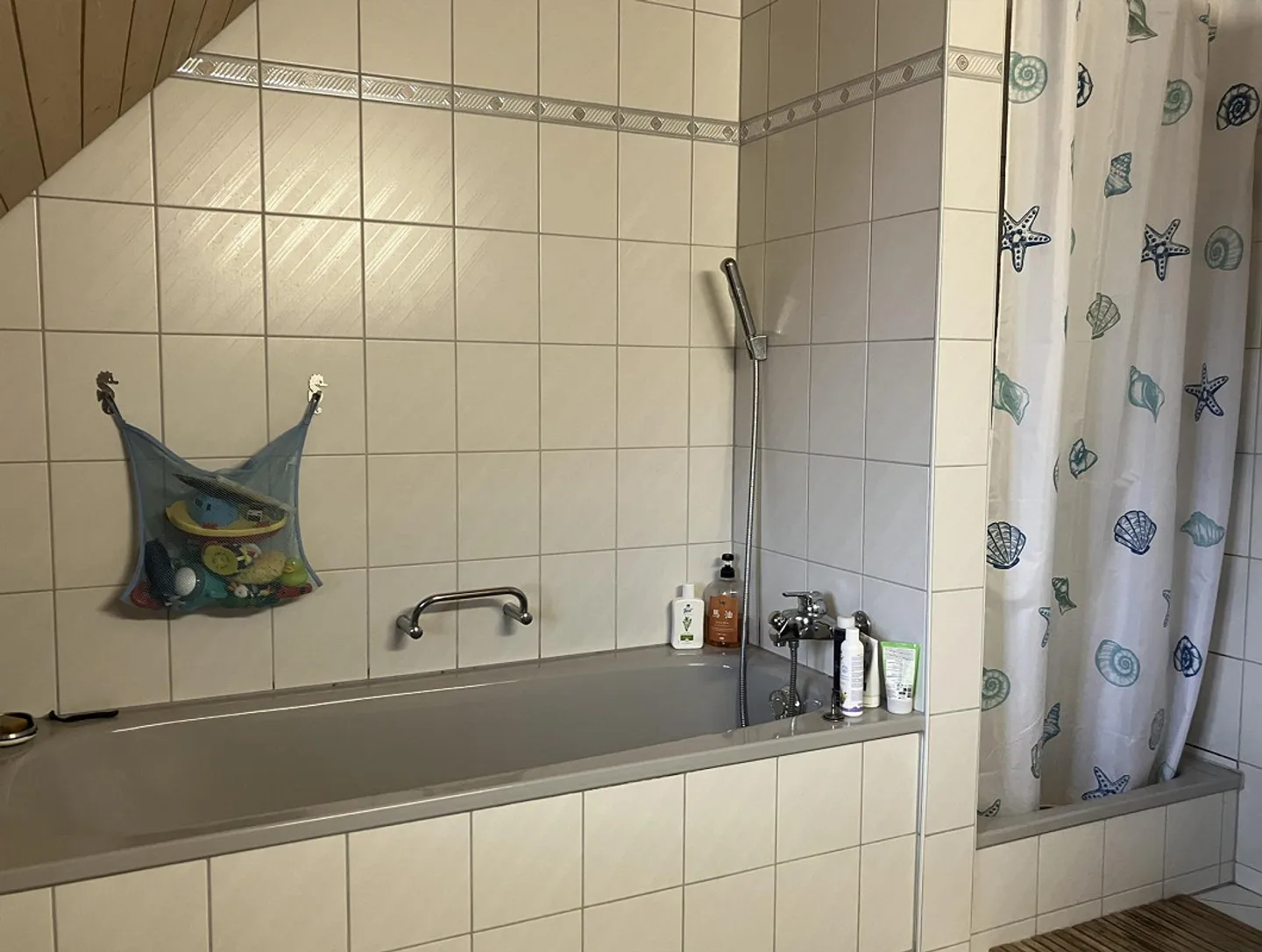 Appartement en attique de 3,5 pièces avec terrasse sur le toit privée près de l'hôpital cantonal - Photo 5 sur 6