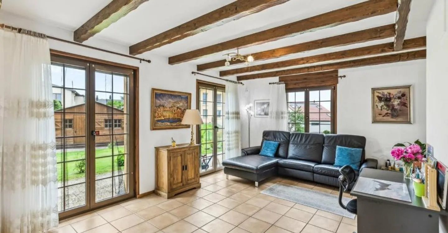 Geräumige Villa mit 180 m2 Wohnfläche im Herzen des Dorfes mit Büro - Foto 3 von 12
