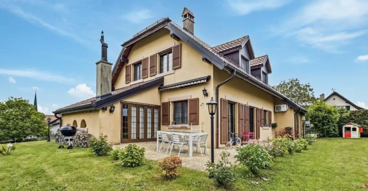 Geräumige Villa mit 180 m2 Wohnfläche im Herzen des Dorfes mit Büro - Foto 1 von 12