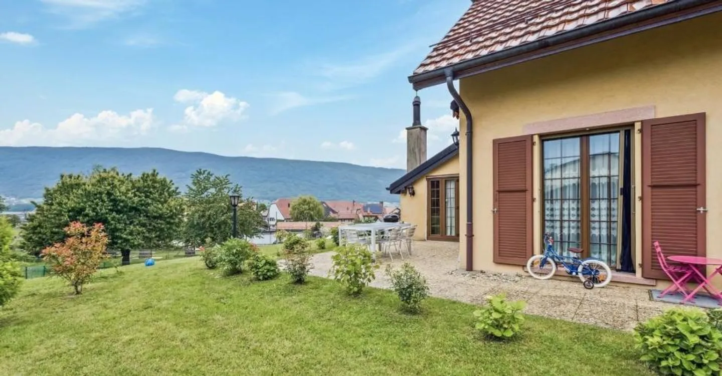 Geräumige Villa mit 180 m2 Wohnfläche im Herzen des Dorfes mit Büro - Foto 2 von 12