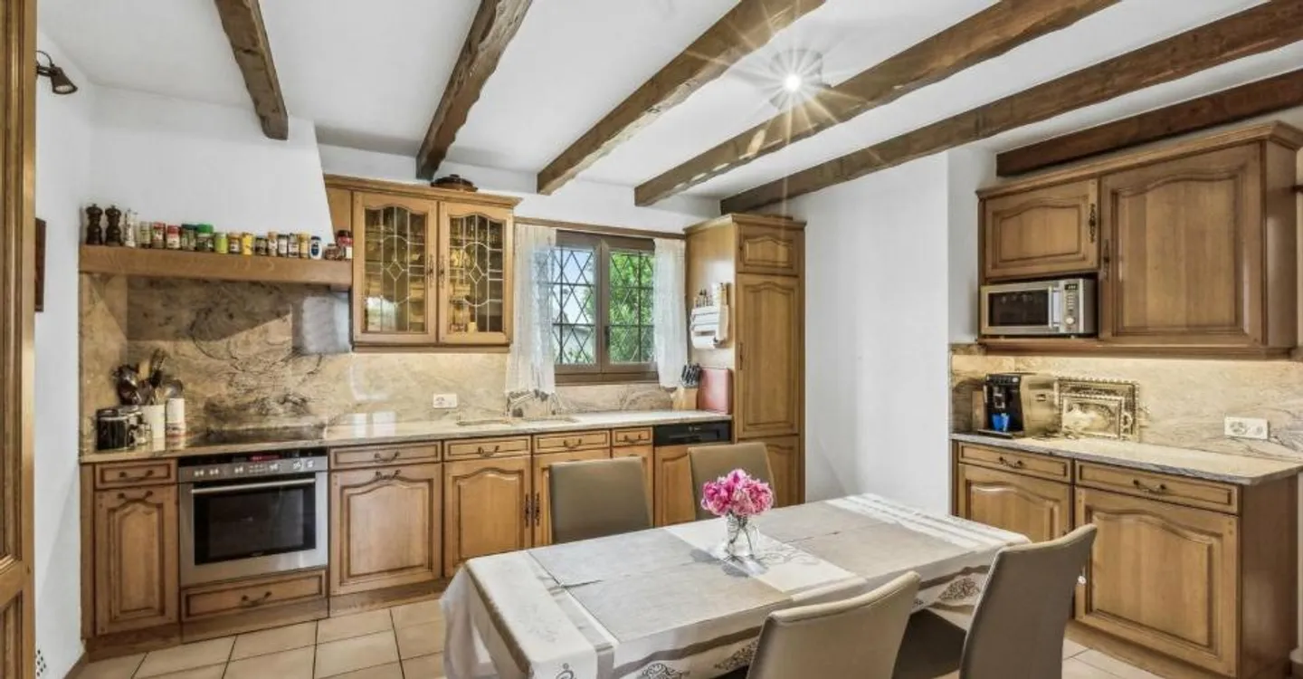 Geräumige Villa mit 180 m2 Wohnfläche im Herzen des Dorfes mit Büro - Foto 4 von 12
