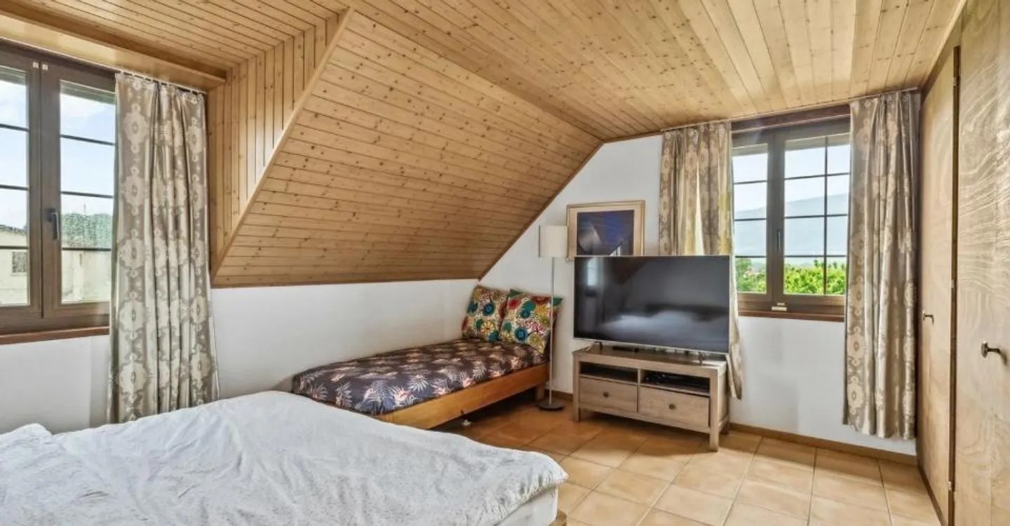 Geräumige Villa mit 180 m2 Wohnfläche im Herzen des Dorfes mit Büro - Foto 7 von 12