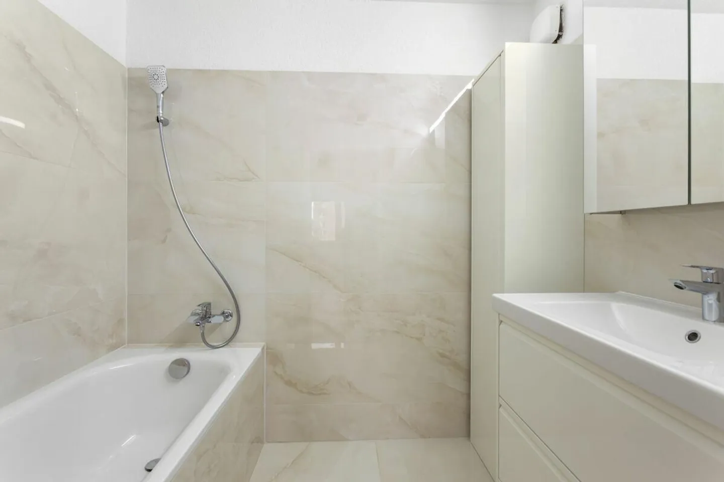 Bel appartement dans un emplacement central avec vue - Photo 5 sur 10