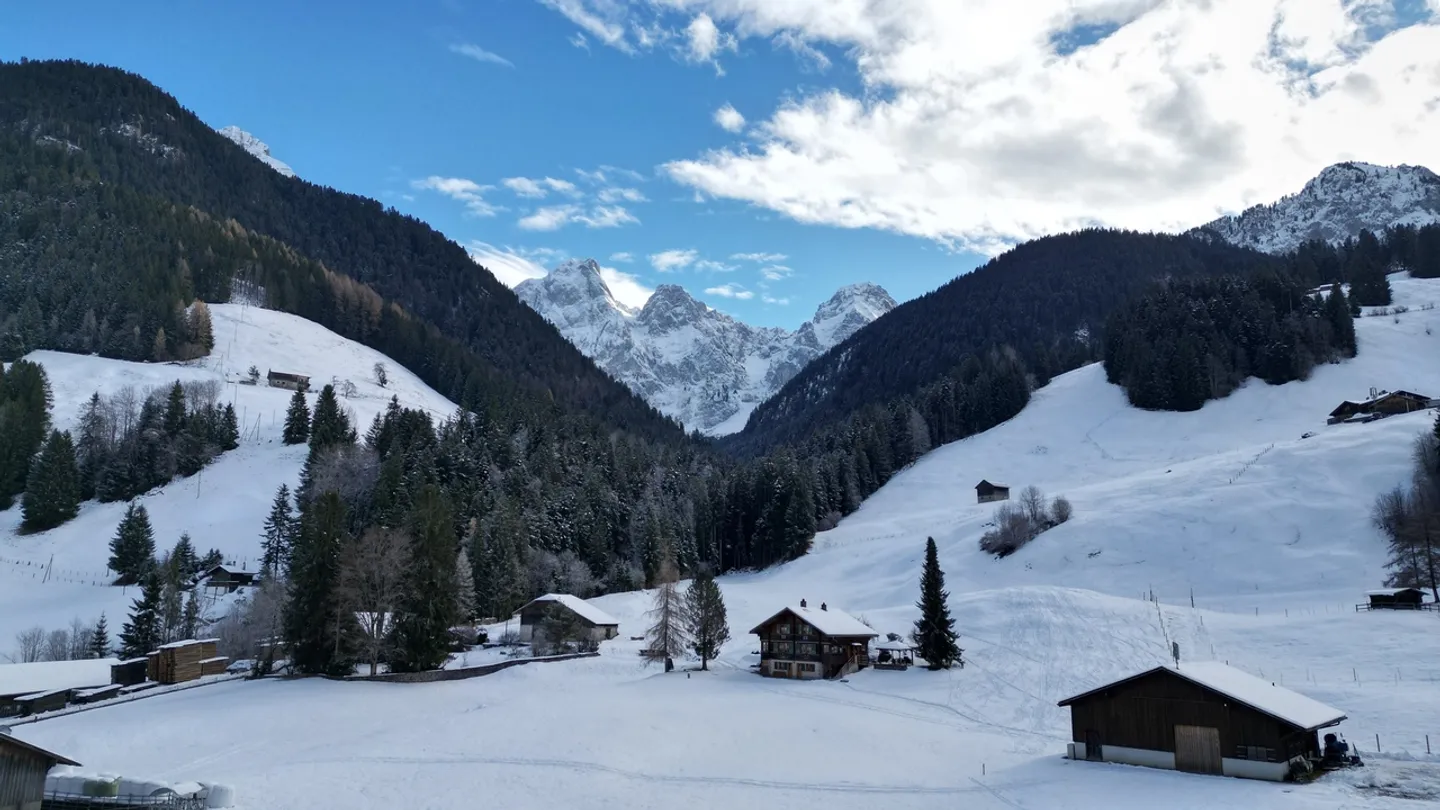 Luxury Apartment with Mountain View - Photo 9 of 9