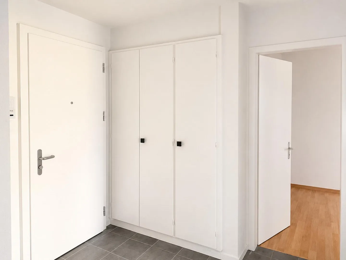 Appartement moderne et lumineux de 3 pièces au rez-de-chaussée surélevé avec un grand balcon - Photo 3 sur 10