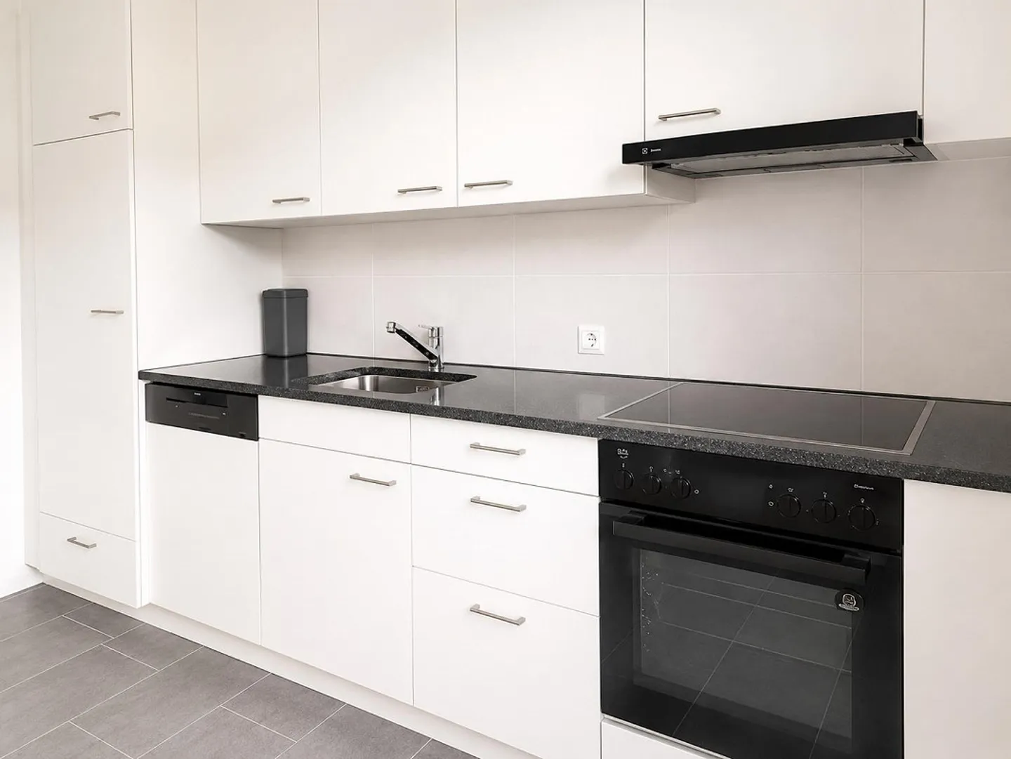 Appartement moderne et lumineux de 3 pièces au rez-de-chaussée surélevé avec un grand balcon - Photo 5 sur 10