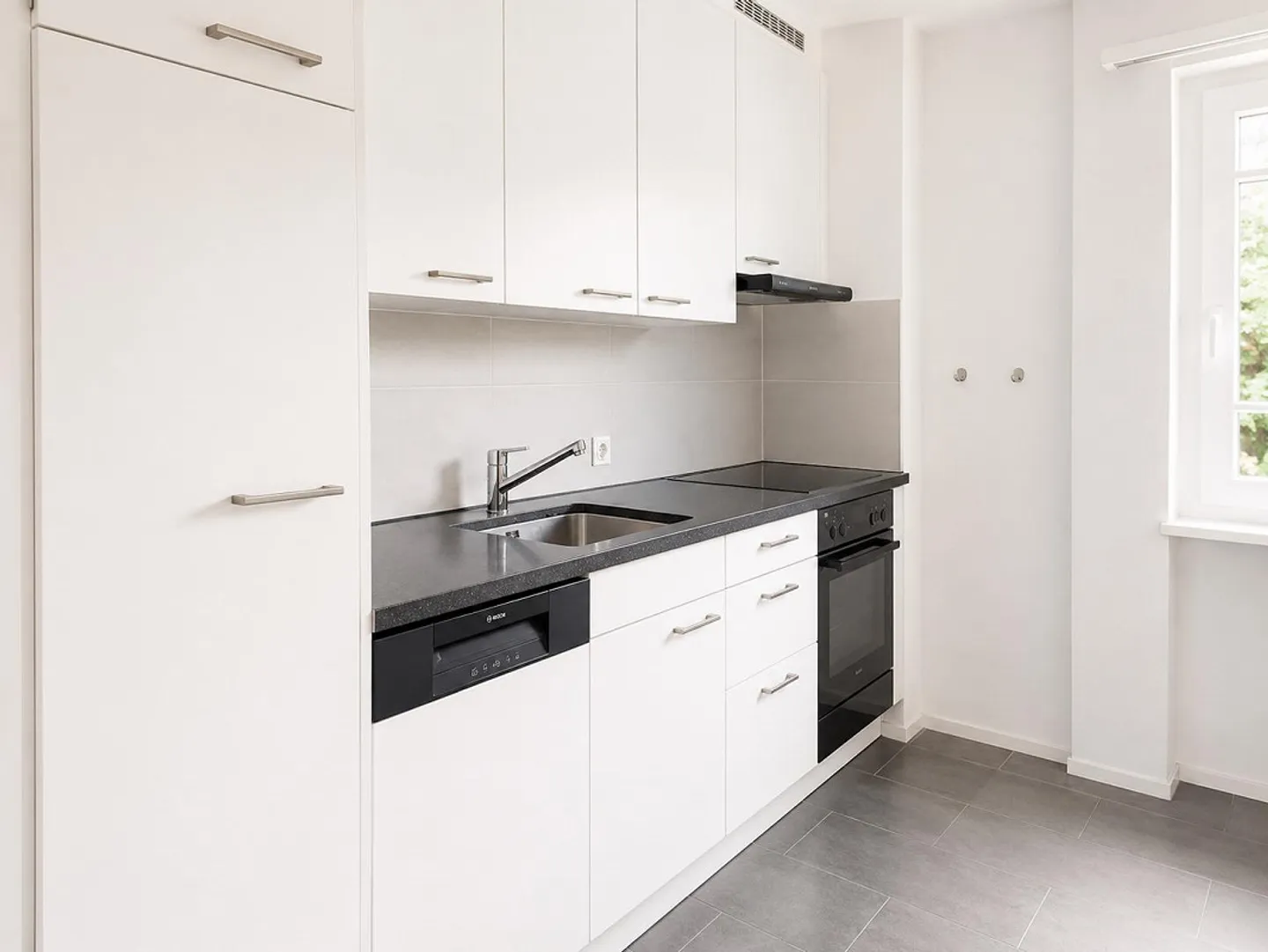 Appartement moderne et lumineux de 3 pièces au rez-de-chaussée surélevé avec un grand balcon - Photo 6 sur 10
