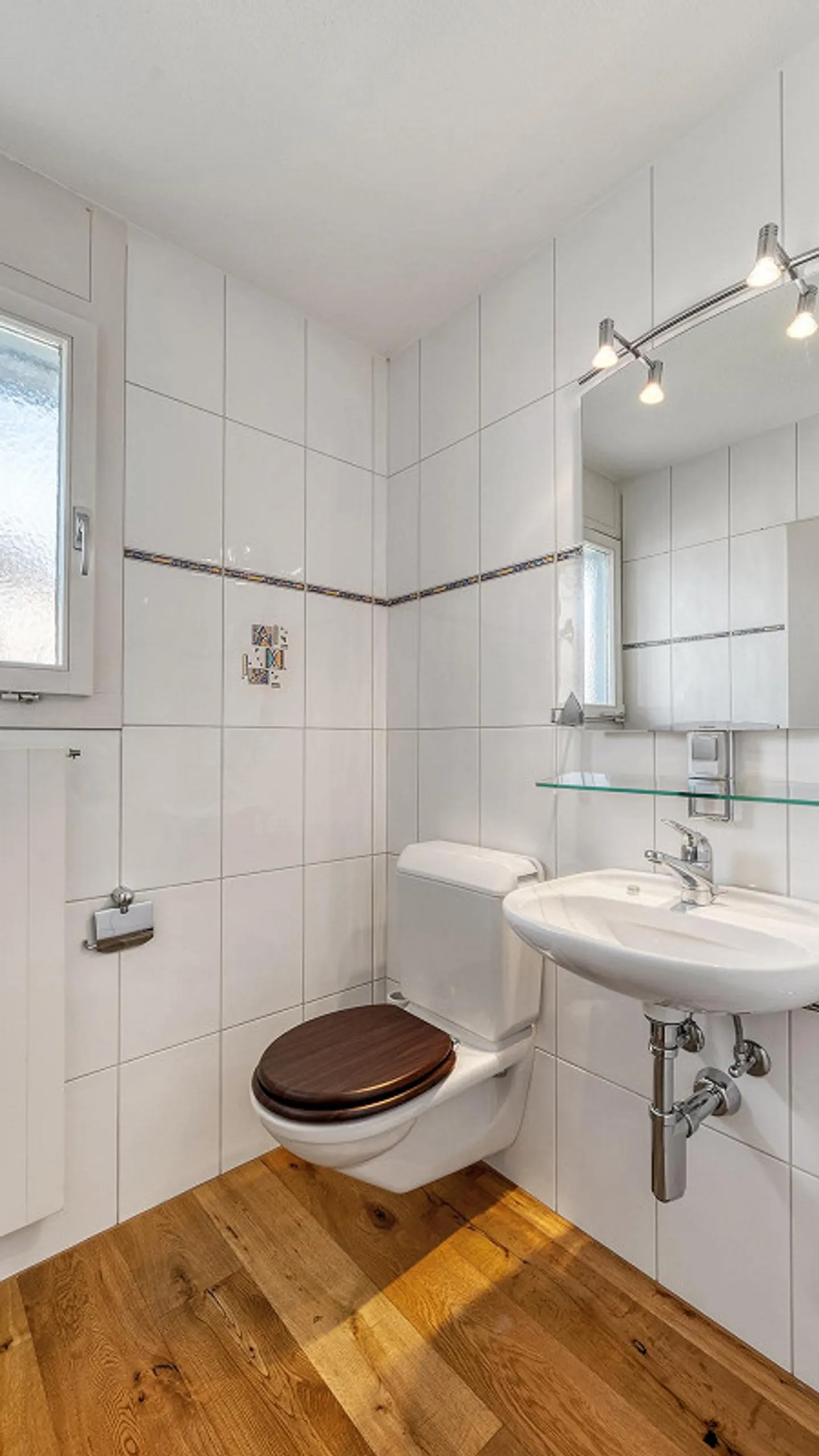 Semi-Detached Family House with Potential and Proximity to the Lake - Photo 3 of 6