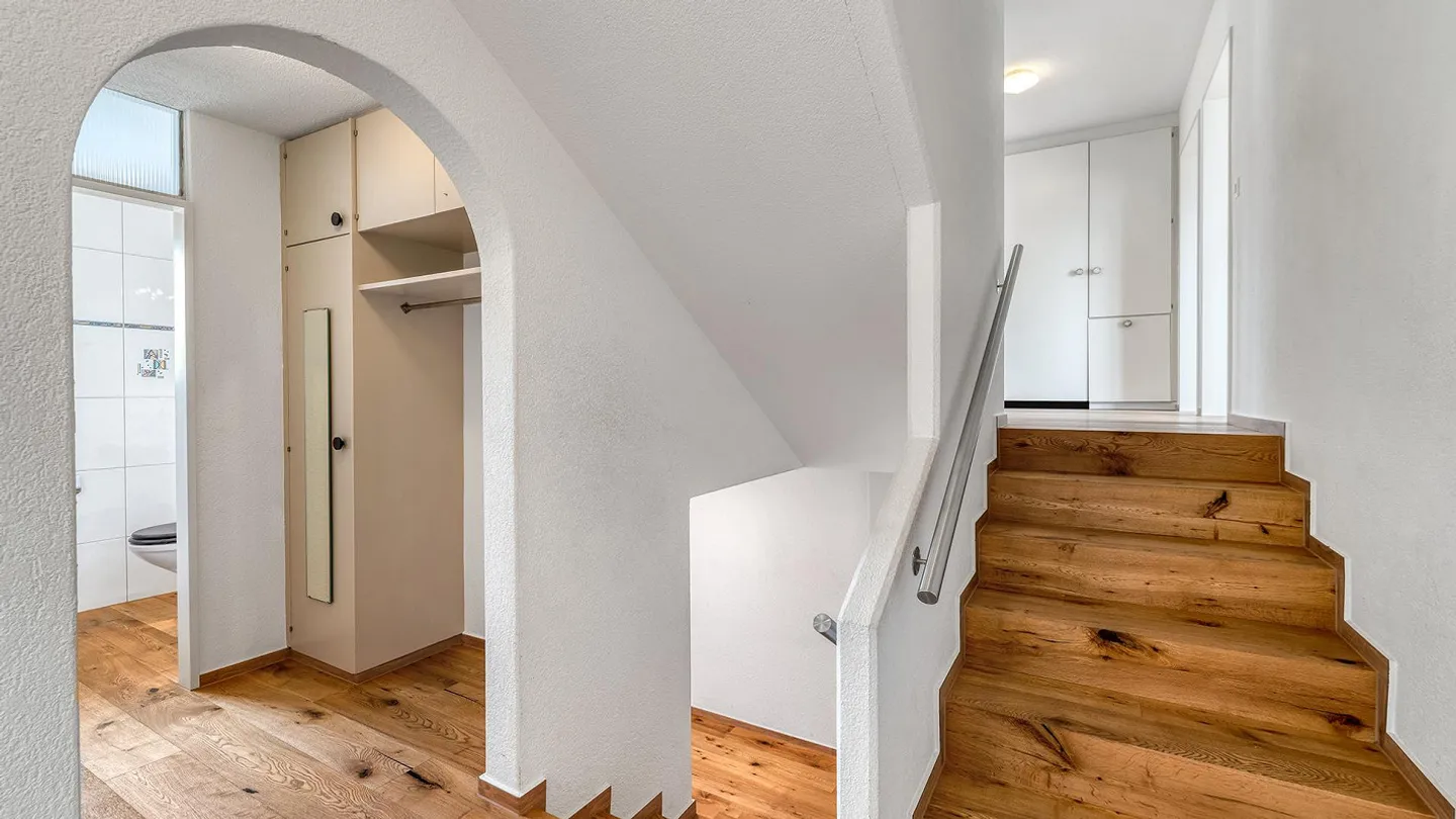 Semi-Detached Family House with Potential and Proximity to the Lake - Photo 4 of 6