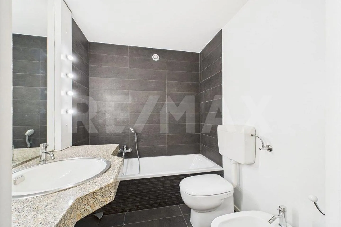 Lugano Cassarate Élégant appartement de 3 ½ pièces, rénové et à quelques pas du lac - Photo 10 sur 13