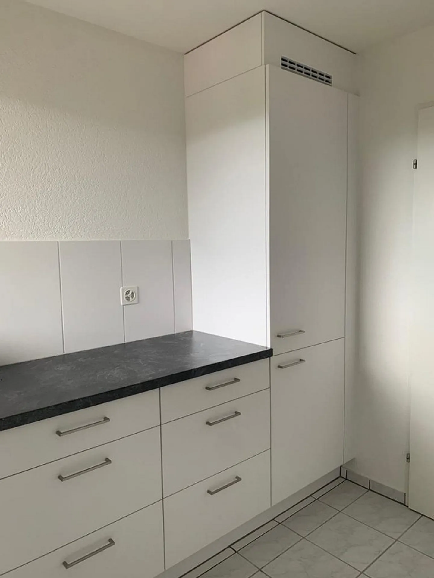 Appartement spacieux de 3,5 pièces avec cheminée - Photo 3 sur 12