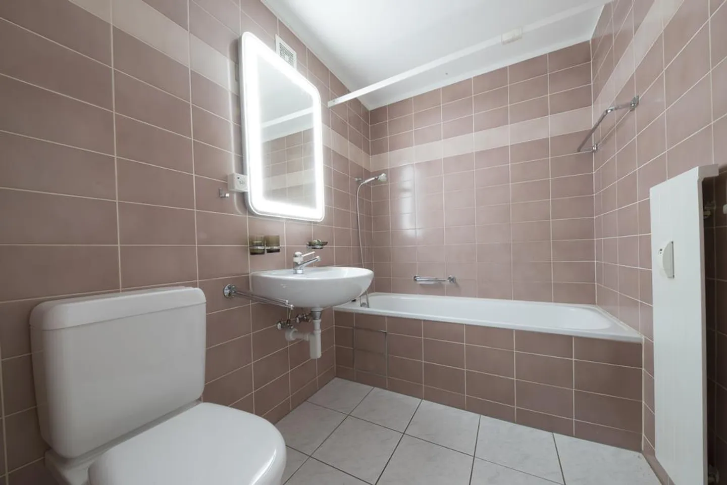 Appartement spacieux de 3,5 pièces avec cheminée - Photo 4 sur 12