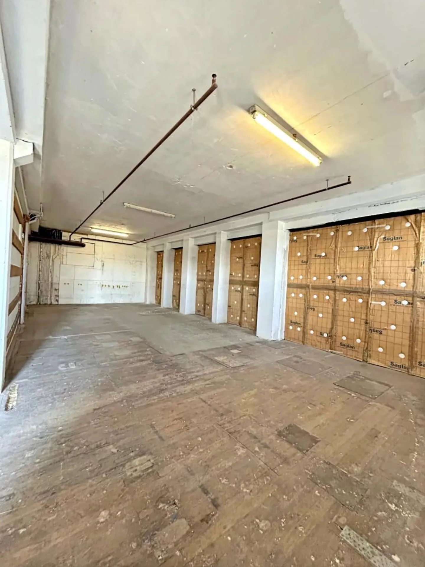 Commercial space 1 room - Photo 2 of 4