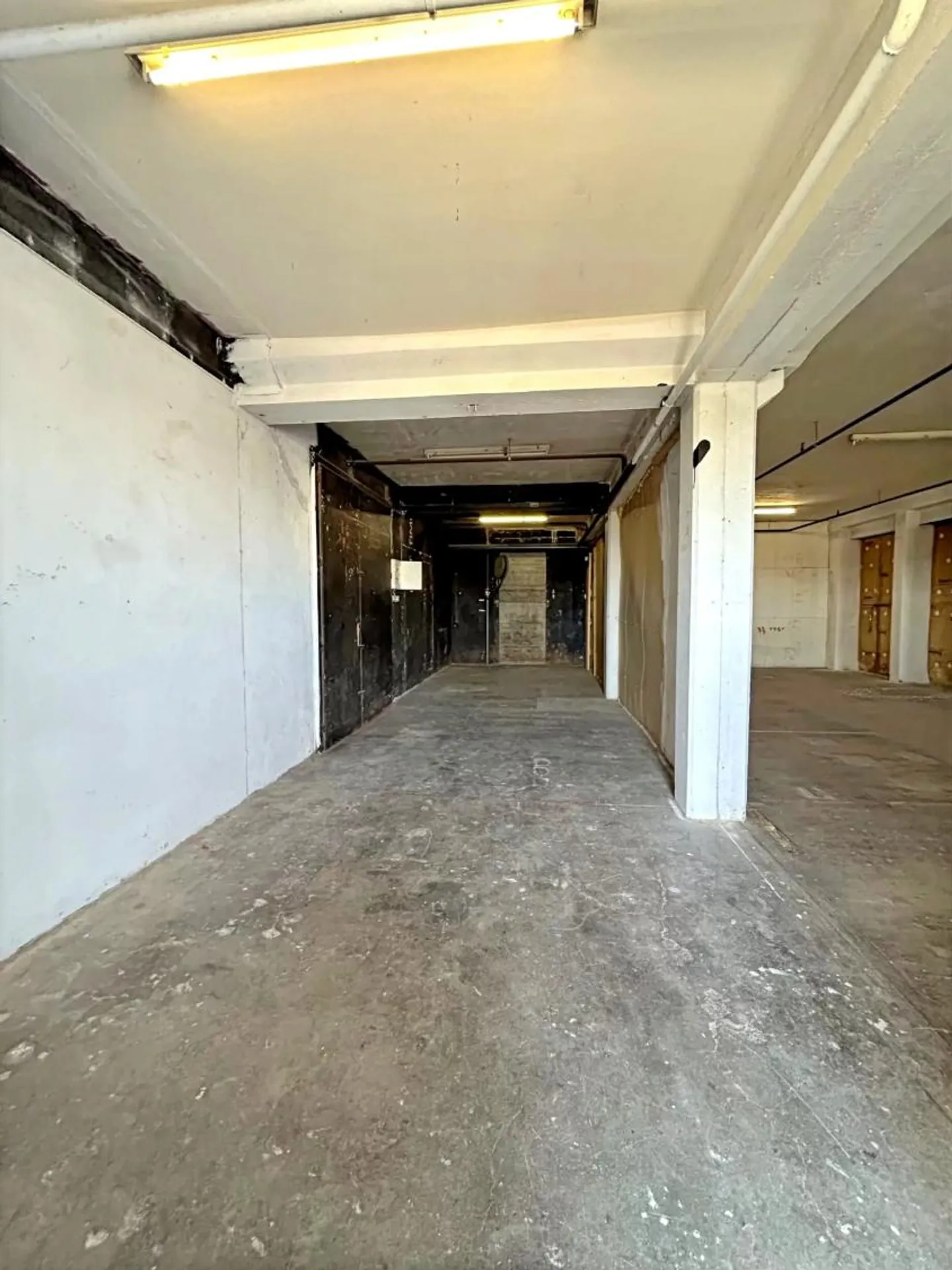 Commercial space 1 room - Photo 3 of 4