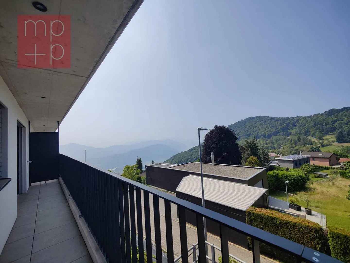 Appartamento moderno con vista lago - Foto 1 di 8