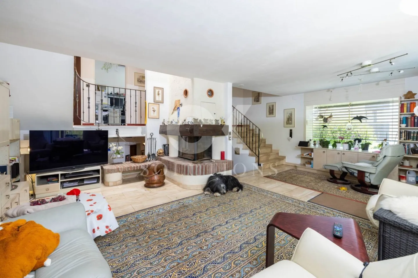 A House in a Prime Location, Great Views, Character and Adaptation Options - Photo 10 of 13