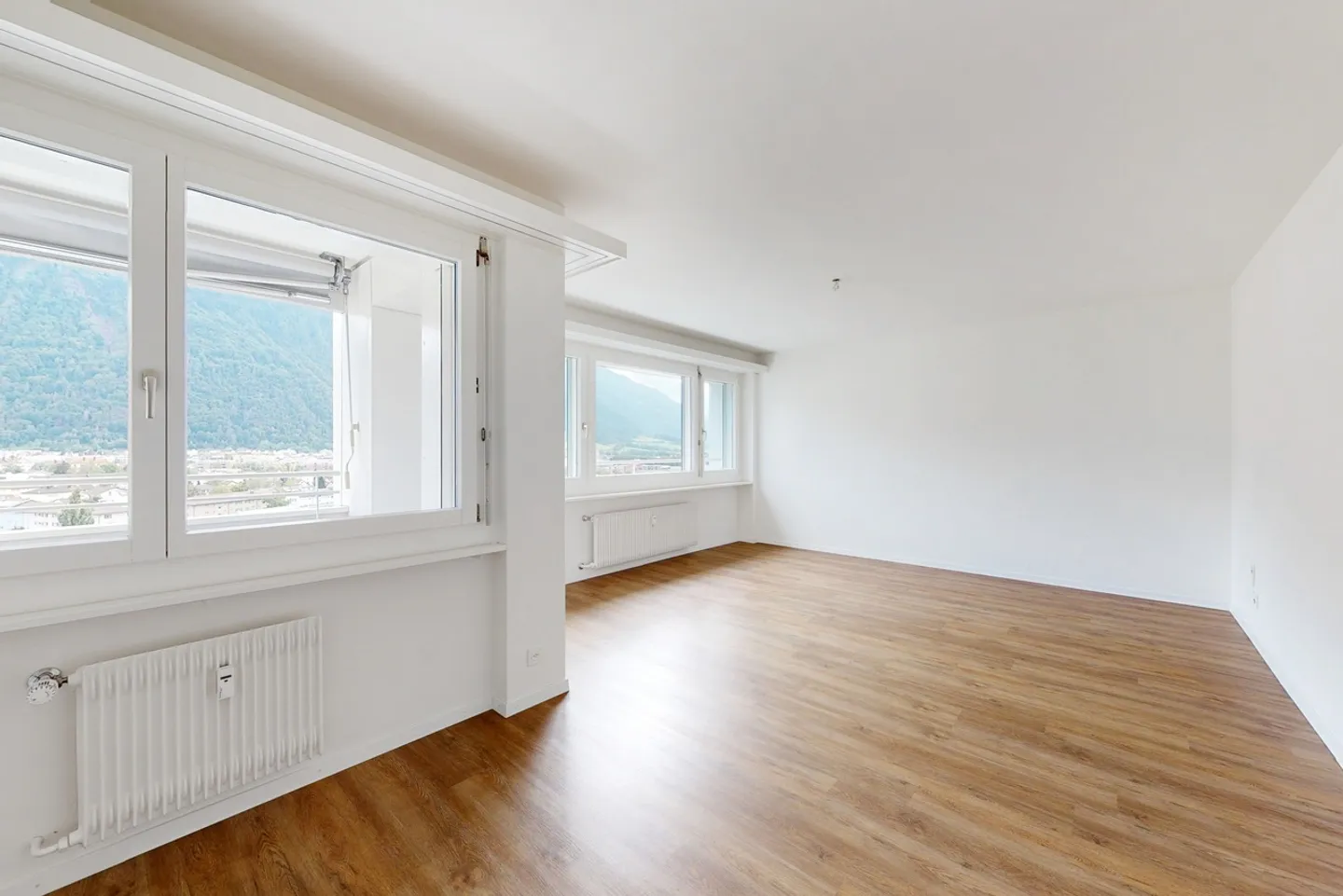 Charming Apartment in High-Rise - Photo 4 of 4