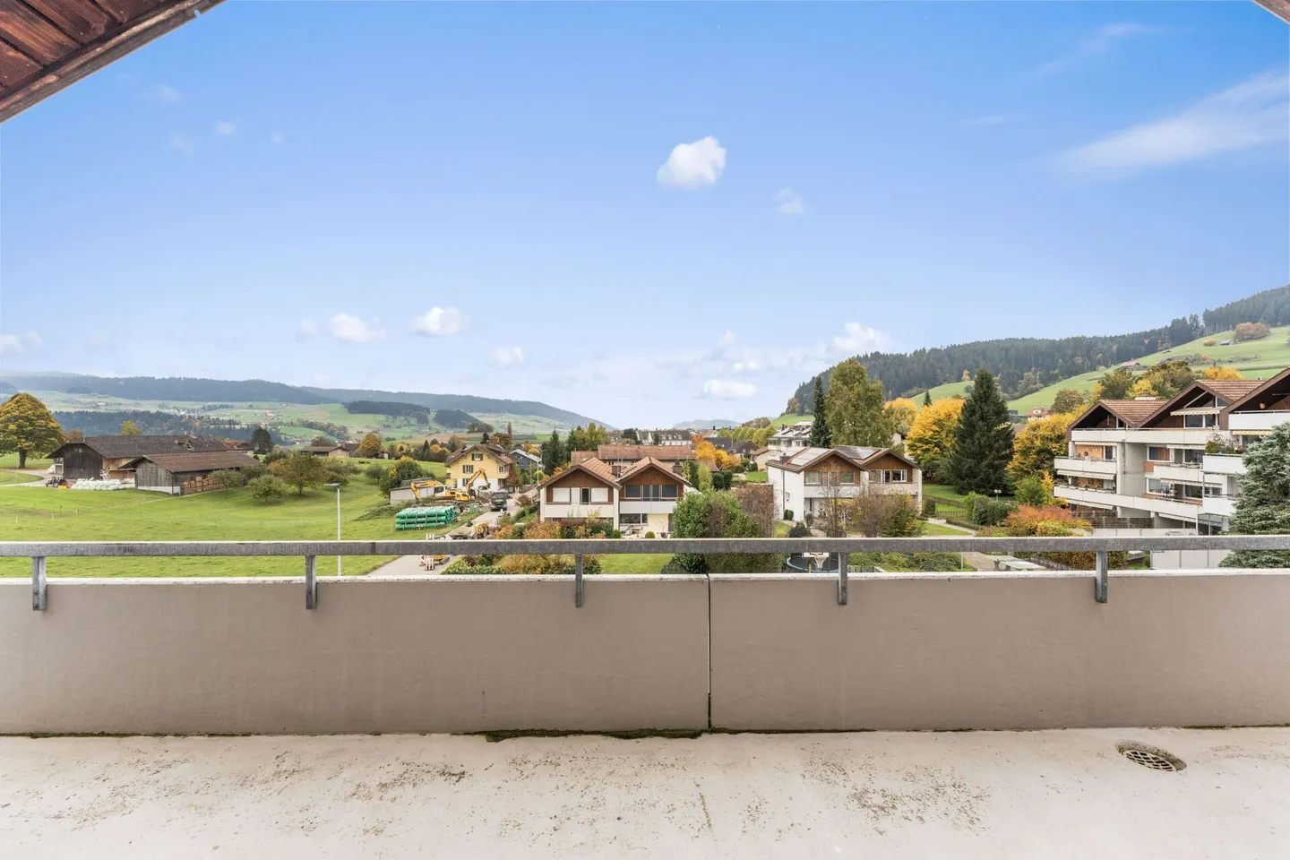 Grosszügige 2-Zimmer-Dachwohnung mit top Aussicht - Foto 2 von 16