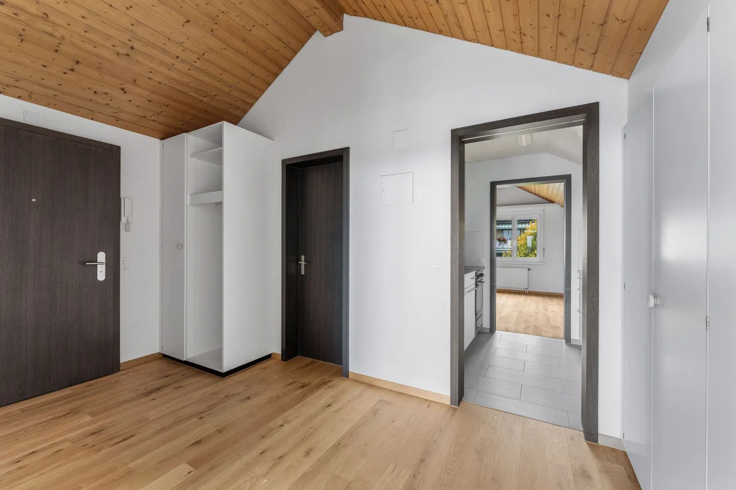 Grosszügige 2-Zimmer-Dachwohnung mit top Aussicht - Foto 4 von 16