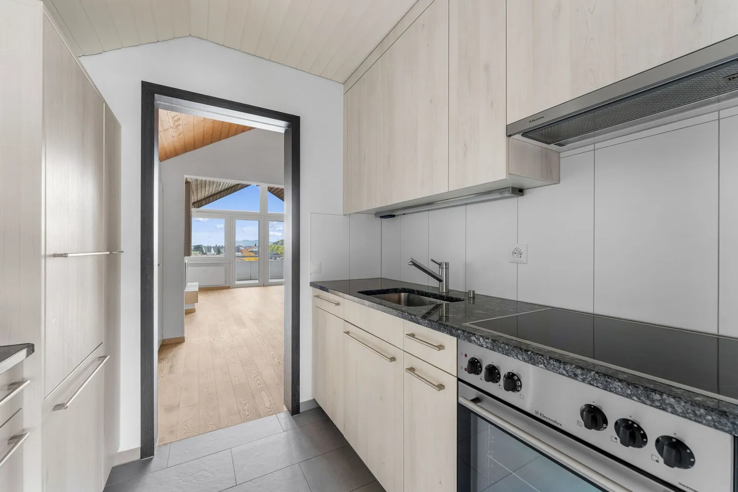 Grosszügige 2-Zimmer-Dachwohnung mit top Aussicht - Foto 6 von 16