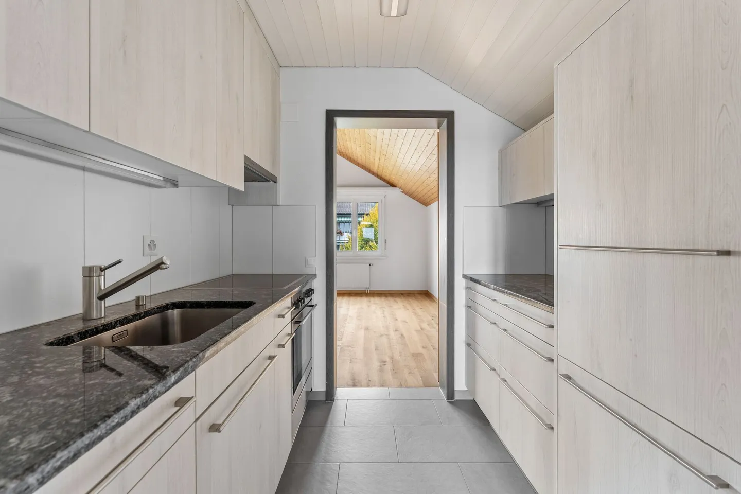 Grosszügige 2-Zimmer-Dachwohnung mit top Aussicht - Foto 7 von 16