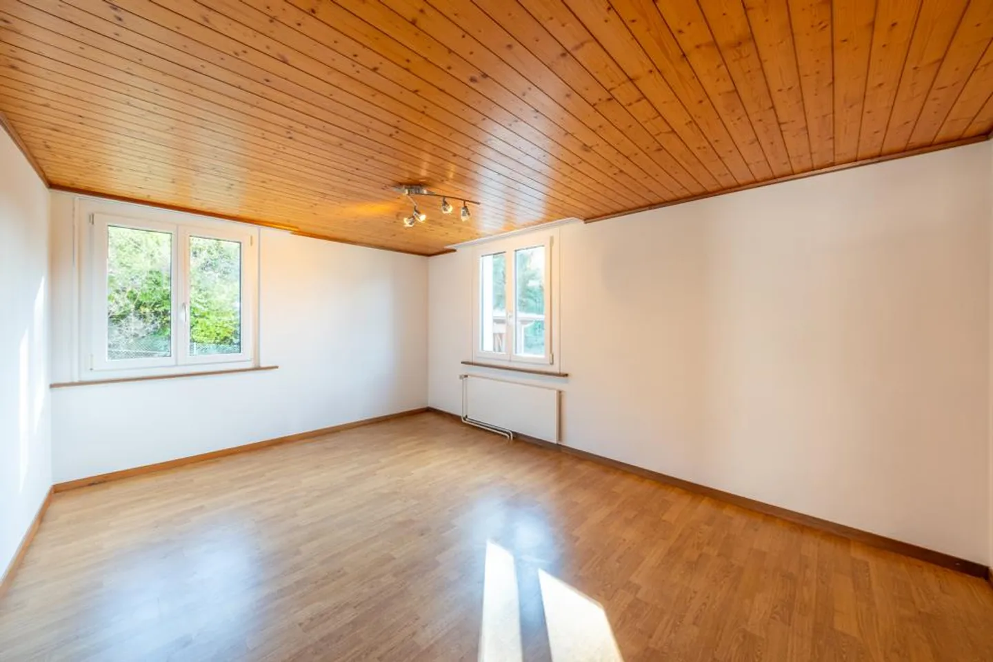 Affascinante casa bifamiliare con fienile, stalla e terreno in affitto - Foto 4 di 8