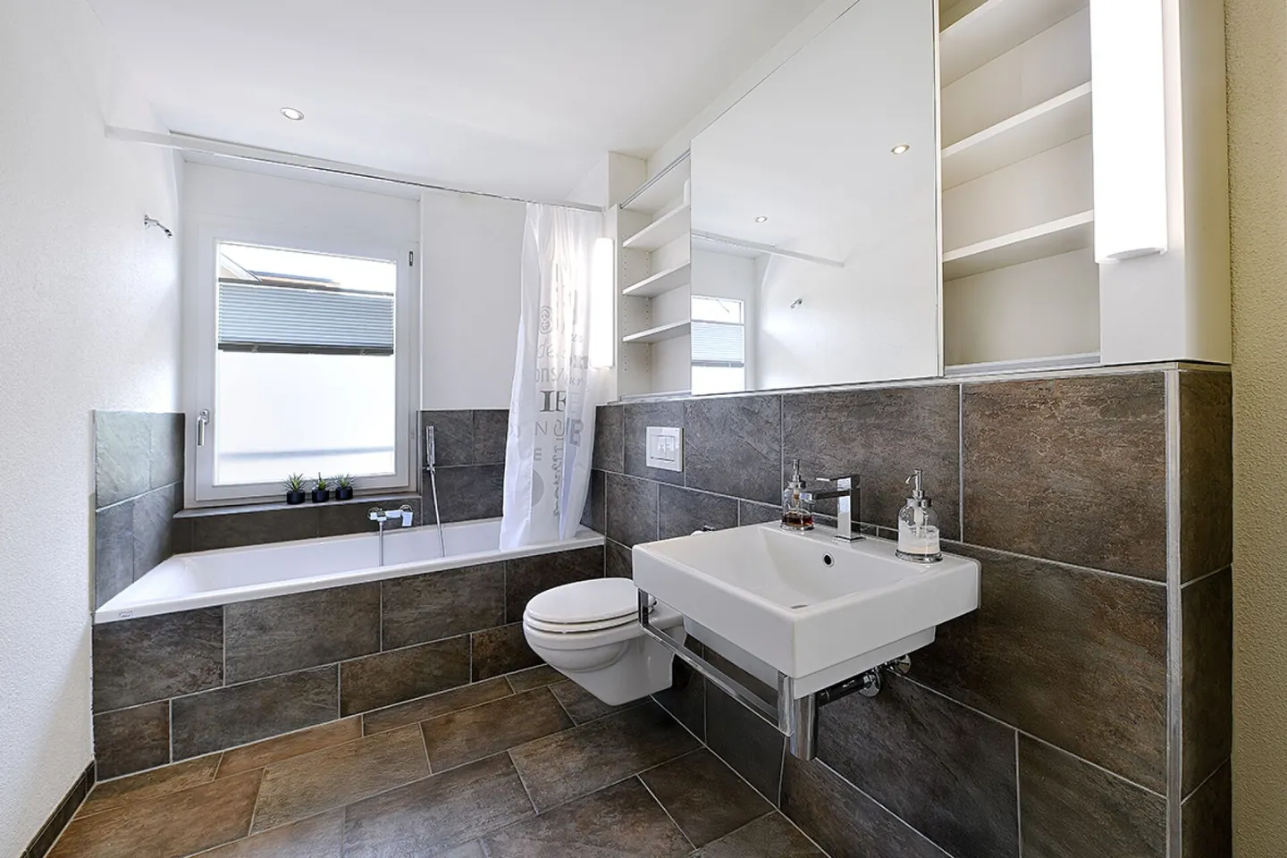 6.5-Room Corner House in a Quiet Location - Photo 10 of 23
