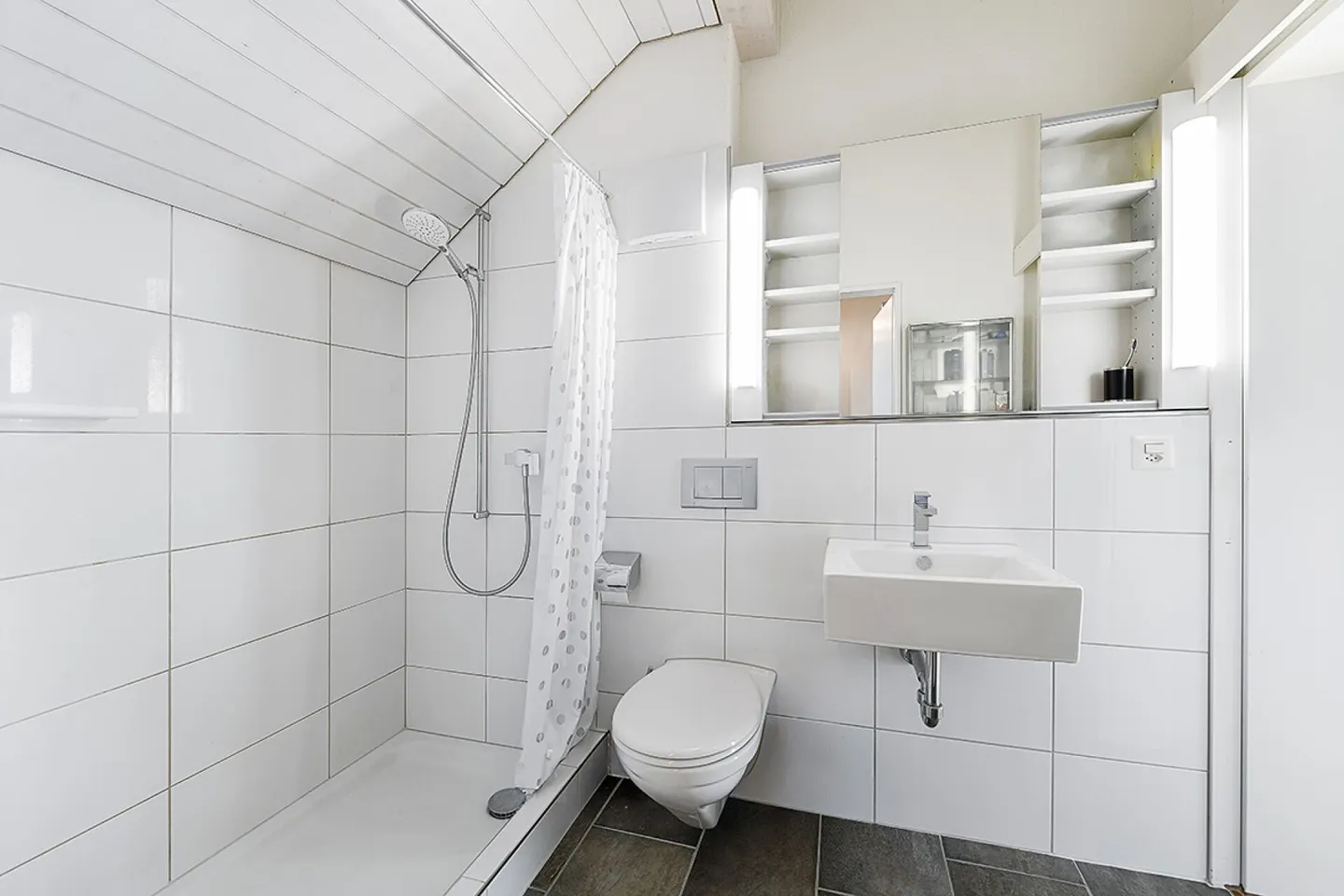 6.5-Room Corner House in a Quiet Location - Photo 13 of 23