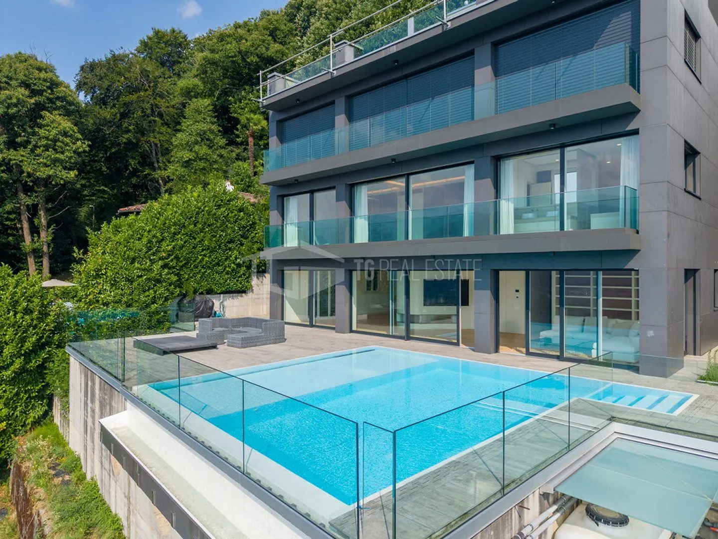 PRESTIGIOSO DUPLEX CON VISTA LAGO E PISCINA - Photo 2 sur 19