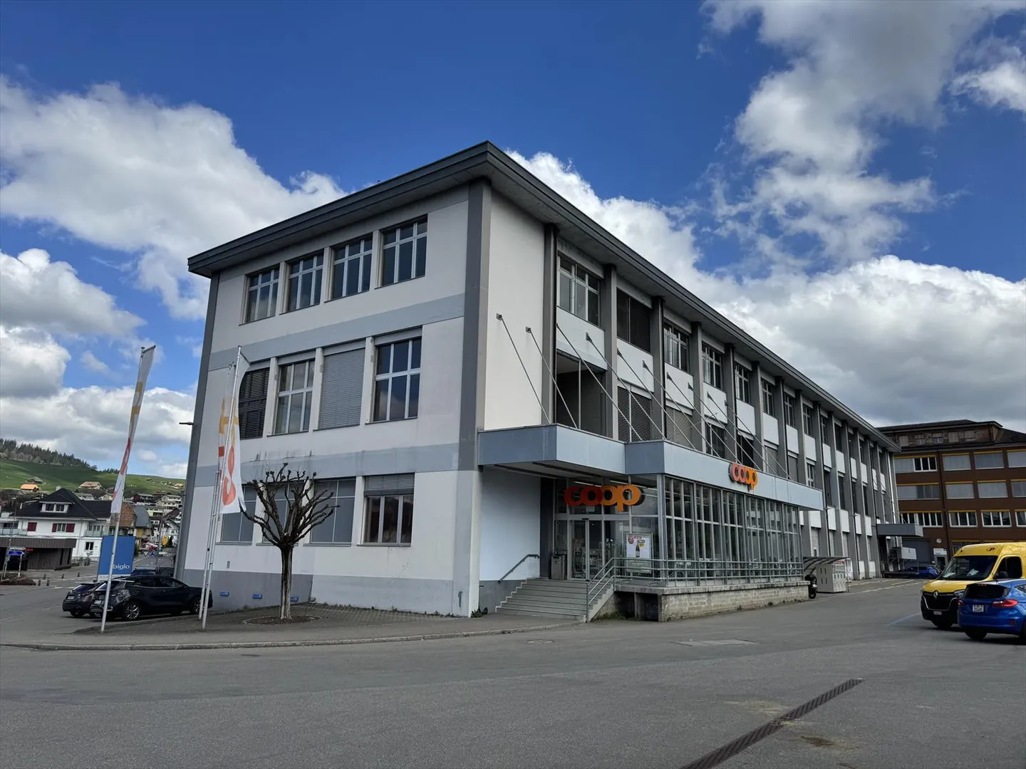 Ufficio/Esposizione/Pratica/Studio ecc. e Posti Auto - Biglen - Foto 1 di 12