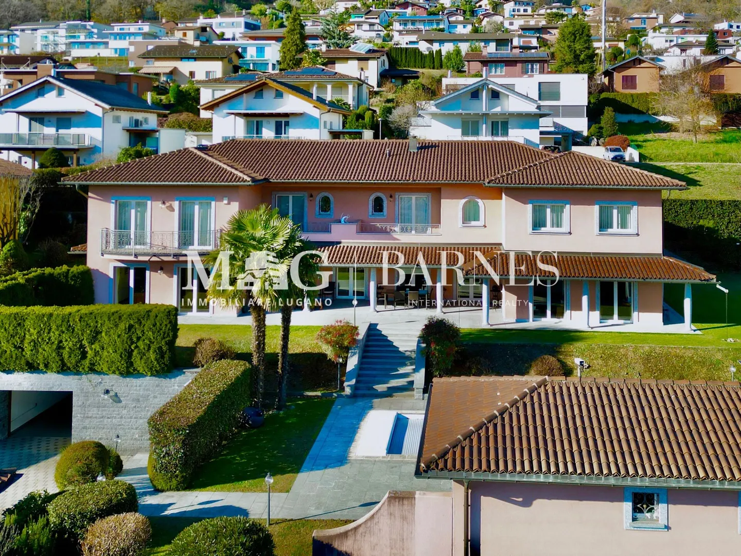 REPRESENTATIVE VILLA in Lugano Manno, elegant with pool and guest house - Photo 1 of 38