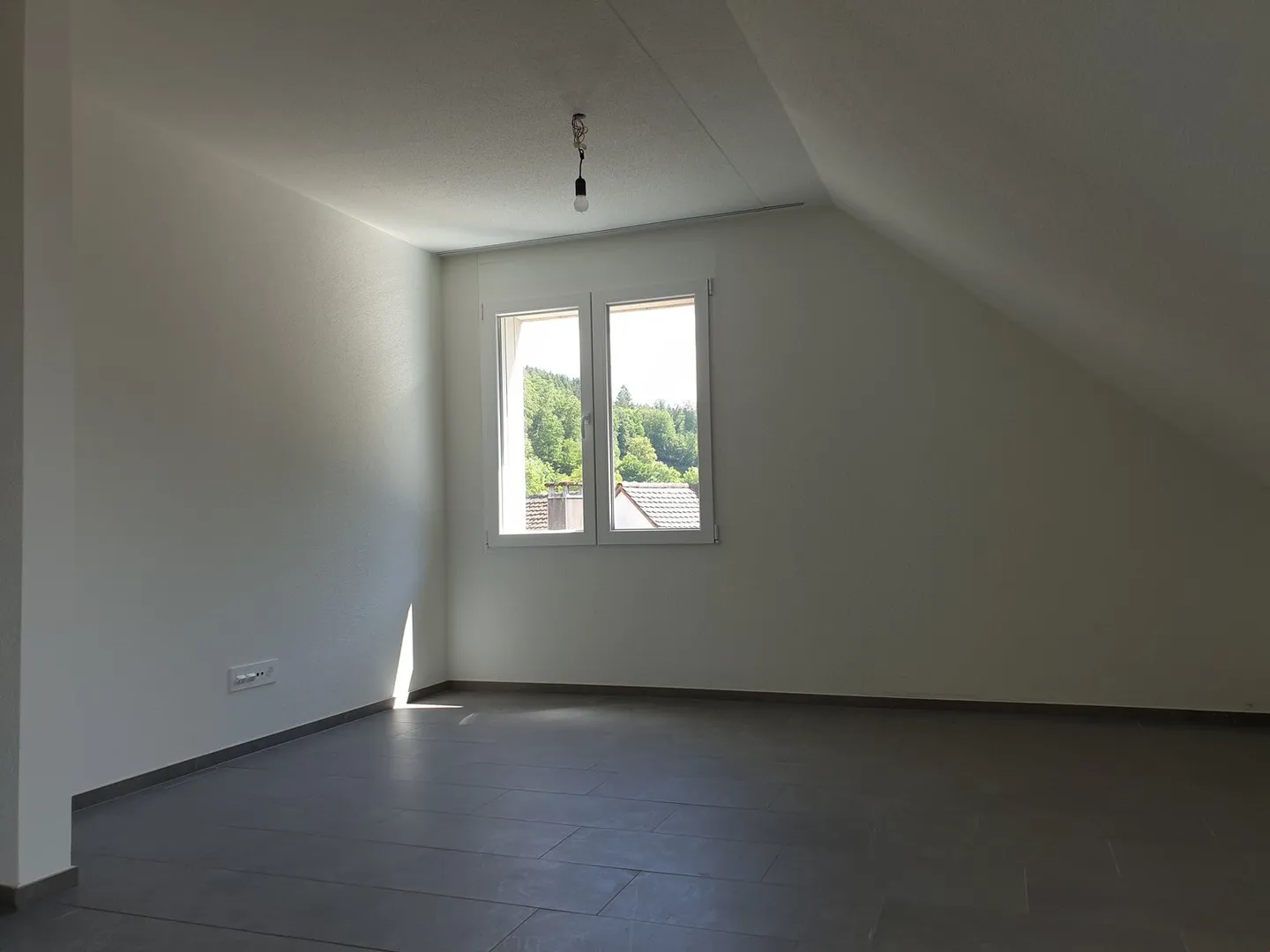 Calme et proche de la nature - Appartement sous les combles cherche nouveau locataire - Photo 3 sur 17
