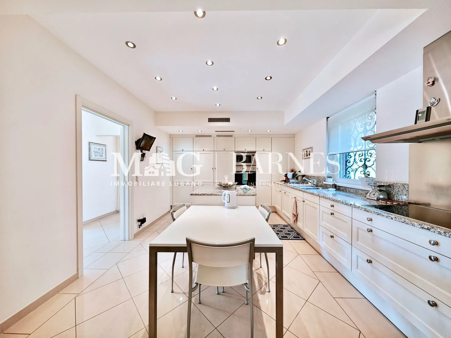 REPRESENTATIVE VILLA in Lugano Manno, elegant with pool and guest house - Photo 14 of 38