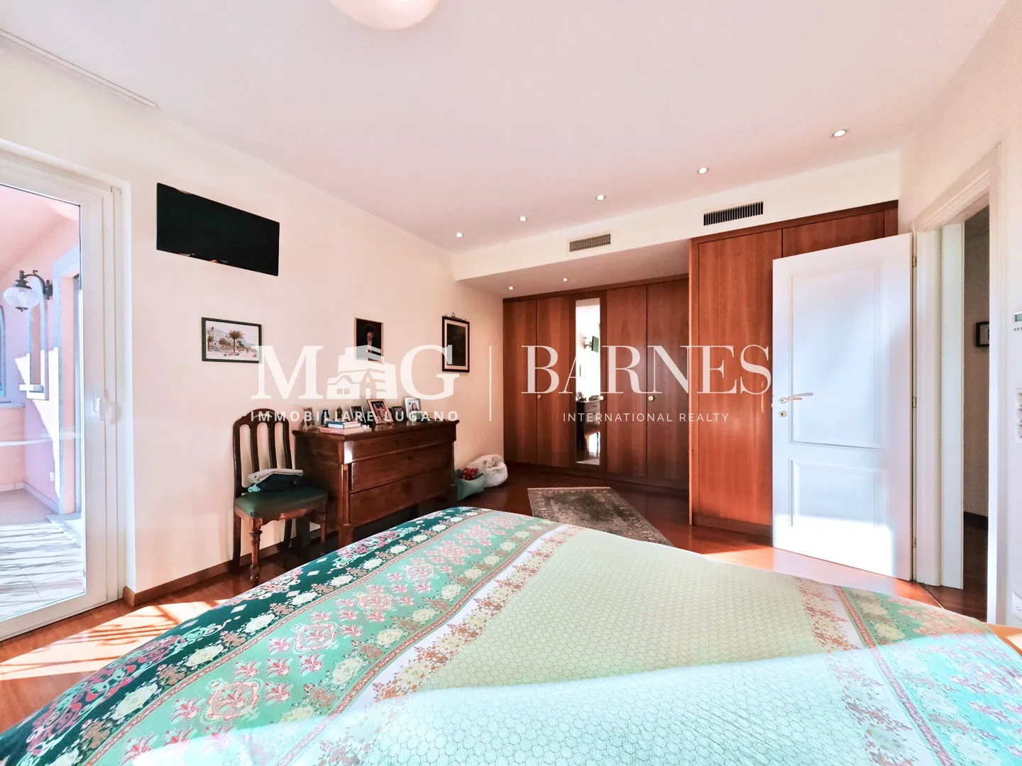 REPRESENTATIVE VILLA in Lugano Manno, elegant with pool and guest house - Photo 25 of 38