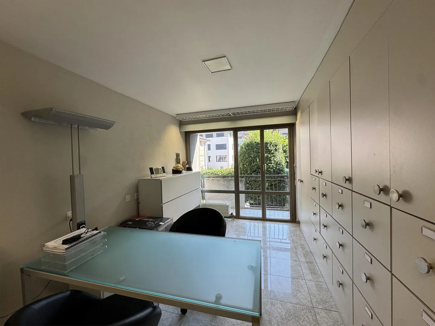 Mendrisio Centre – Bureau lumineux avec balcons, cave et DEUX PLACES DE PARKING dans le garage souterrain - Photo 3 sur 12