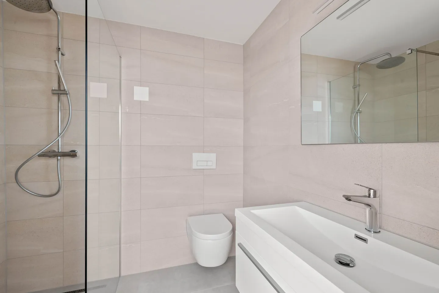 Freshly renovated, modern 4.5-room end-of-terrace house with garage. - Photo 5 of 17