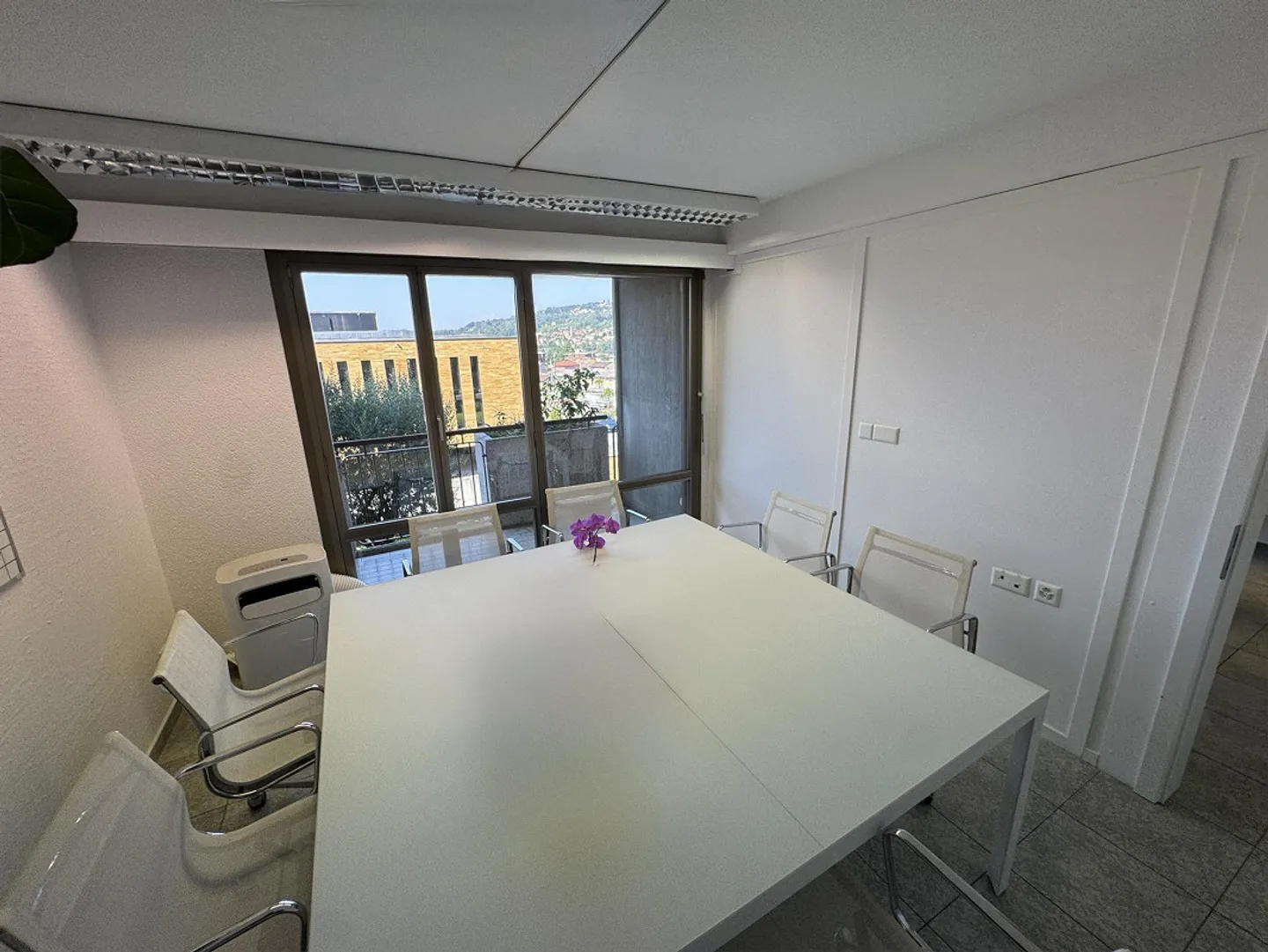 Mendrisio Centre – Bureau lumineux avec balcons, cave et DEUX PLACES DE PARKING dans le garage souterrain - Photo 8 sur 12