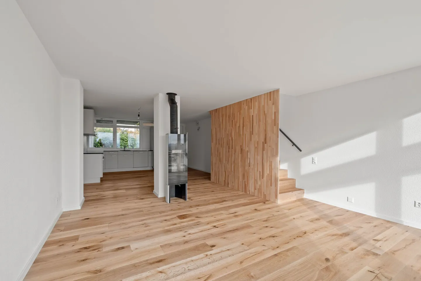 Freshly renovated, modern 4.5-room end-of-terrace house with garage. - Photo 1 of 17
