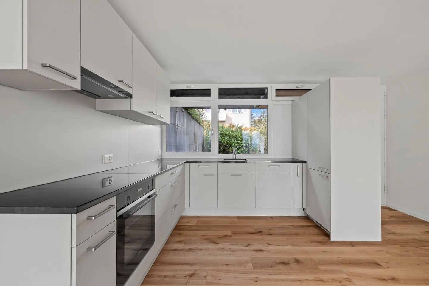 Freshly renovated, modern 4.5-room end-of-terrace house with garage. - Photo 2 of 17