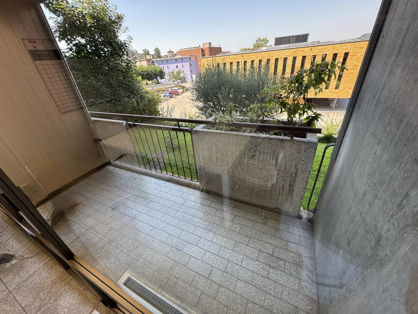 Mendrisio Centre – Bureau lumineux avec balcons, cave et DEUX PLACES DE PARKING dans le garage souterrain - Photo 9 sur 12