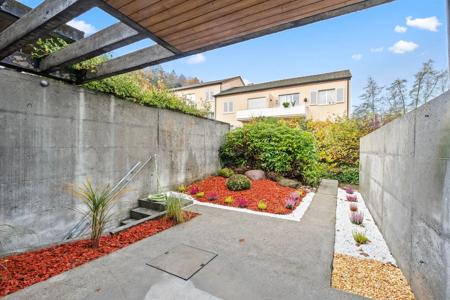 Freshly renovated, modern 4.5-room end-of-terrace house with garage. - Photo 16 of 17