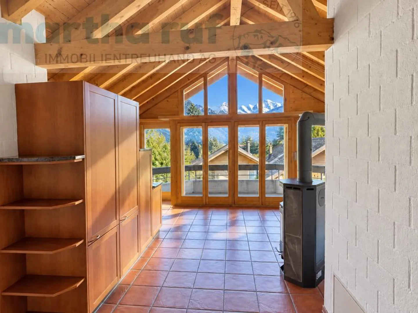 3.5-Room Penthouse with Stunning Mountain Panorama - Photo 7 of 14