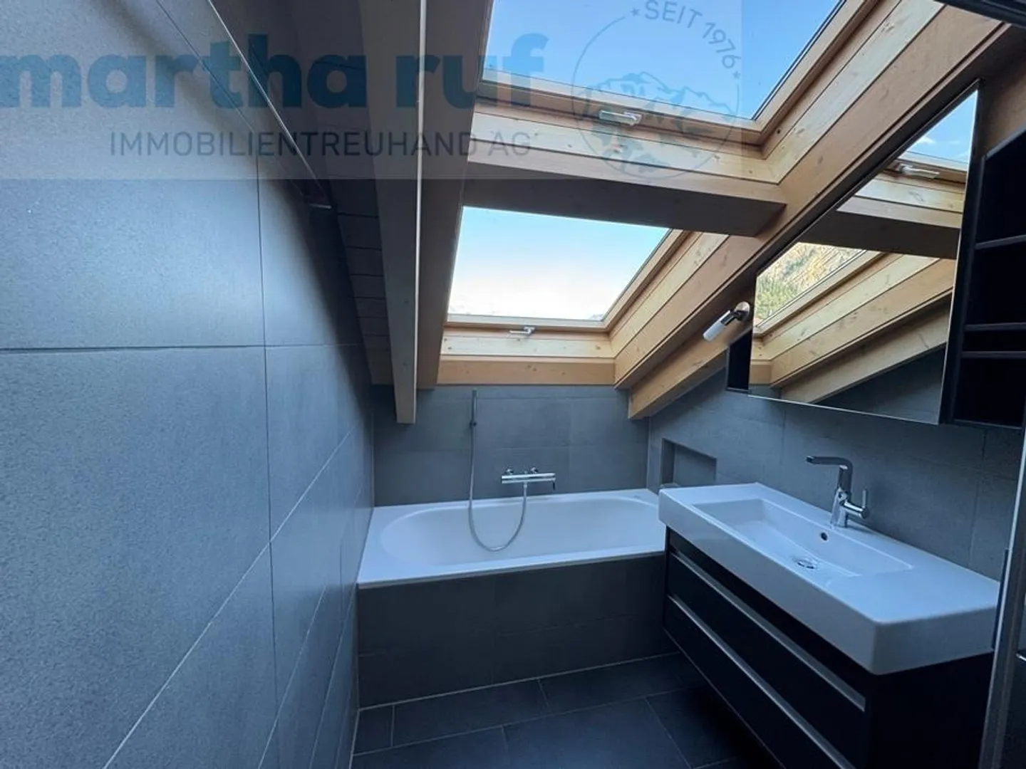 3.5-Room Penthouse with Stunning Mountain Panorama - Photo 12 of 14