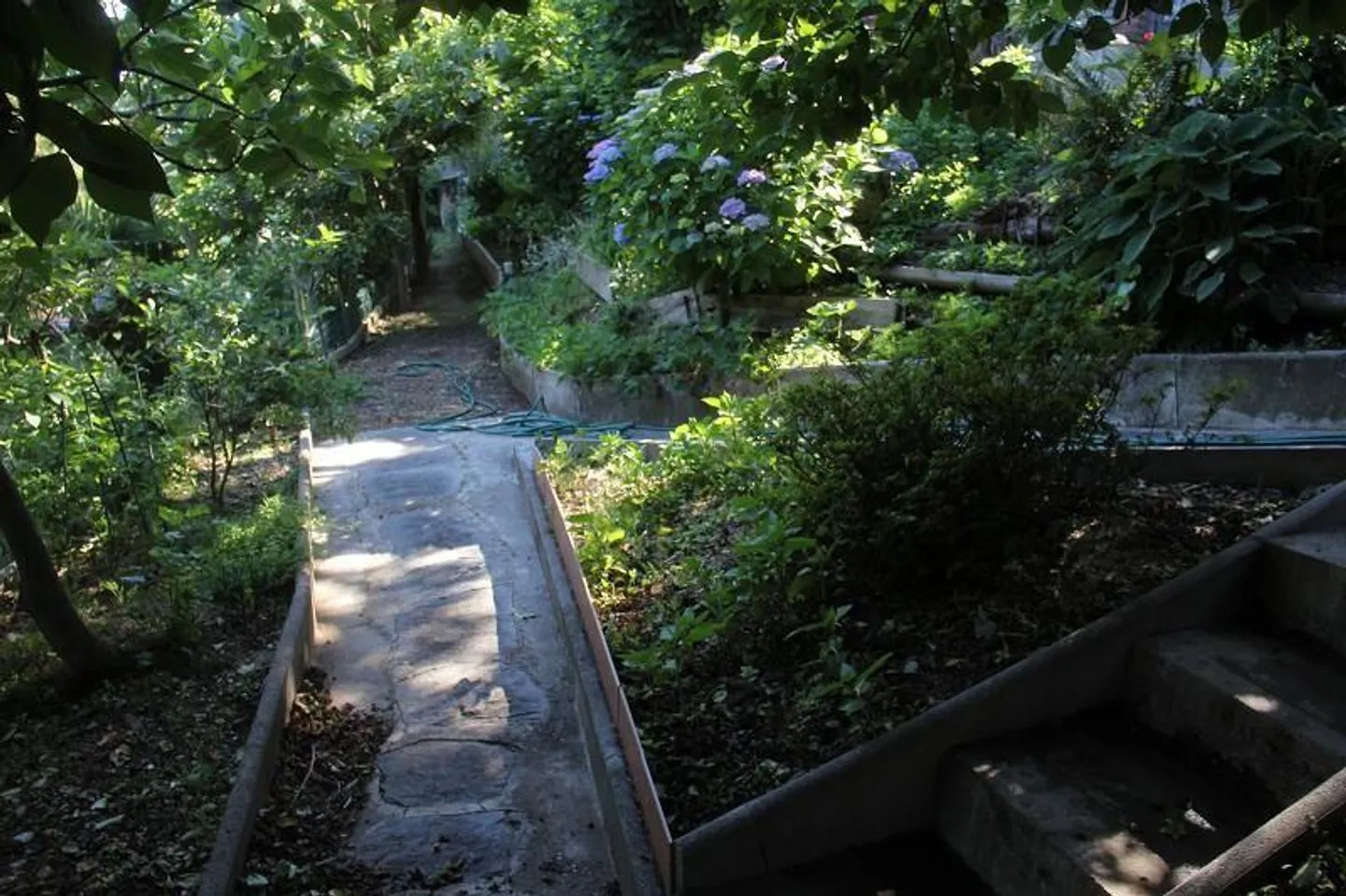 Terrain constructible de 509m2 dans un emplacement calme et ensoleillé avec vue - Photo 4 sur 6