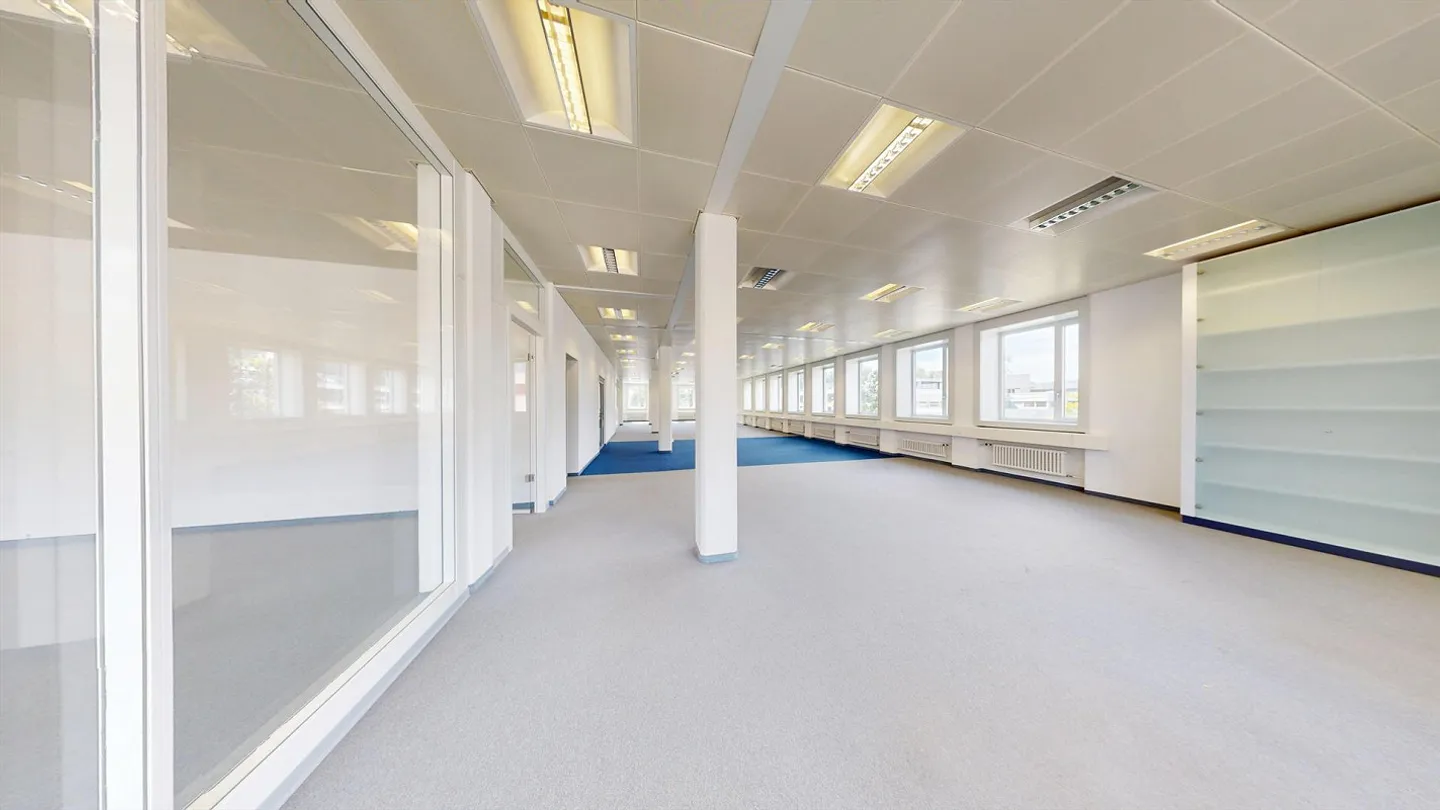 Expanded office on the 1st floor in a central location in Kloten with parking options - Photo 1 of 13