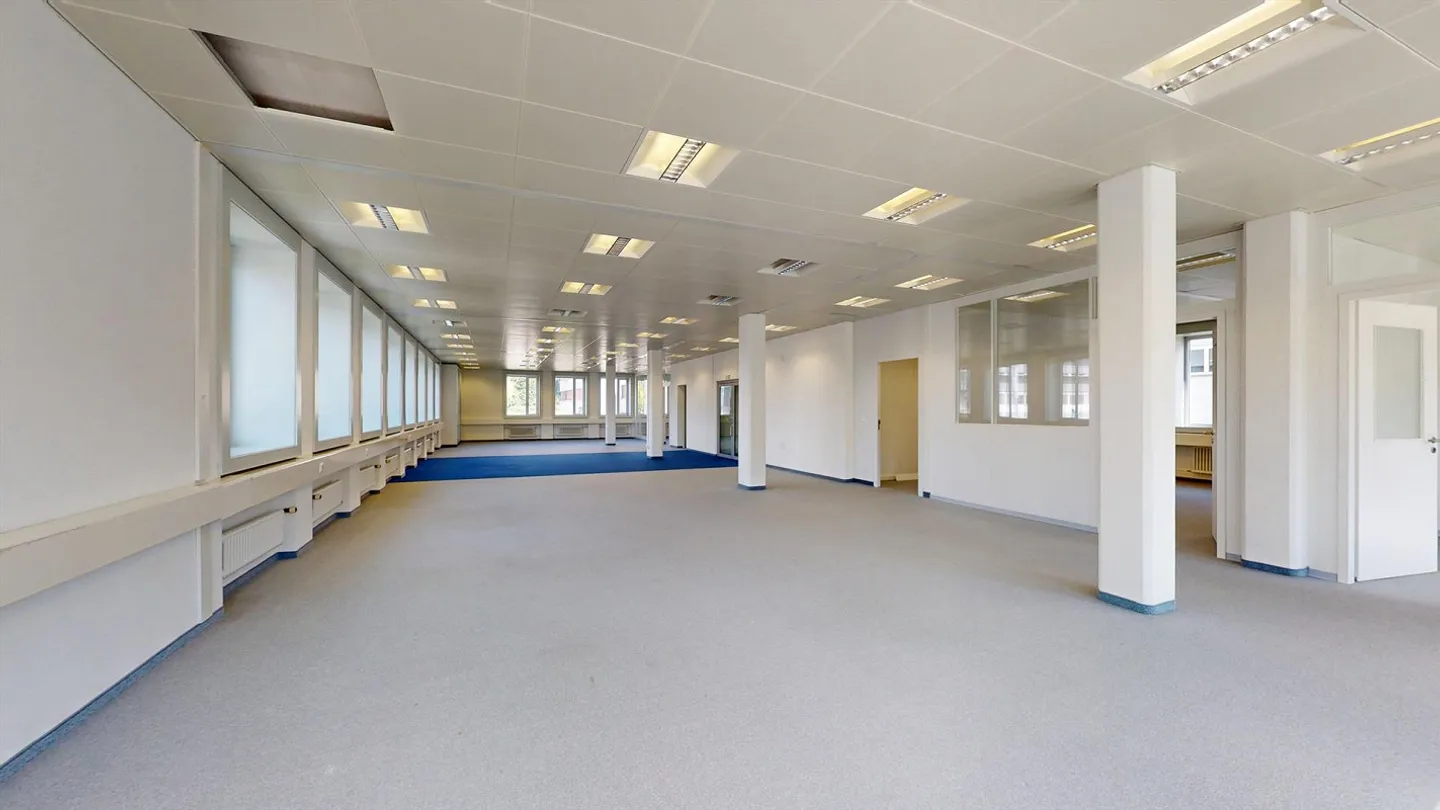 Expanded office on the 1st floor in a central location in Kloten with parking options - Photo 2 of 13